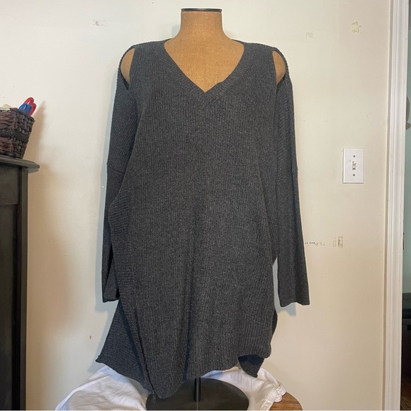 NWT very J women’s oversized charcoal sweater w/open shoulders 3/4 sleeves  M - Picture 1 of 6